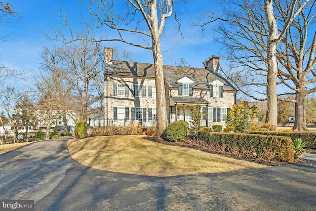 view of front facade featuring a front yard