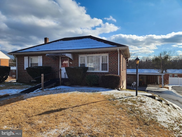 view of front of property with a front yard