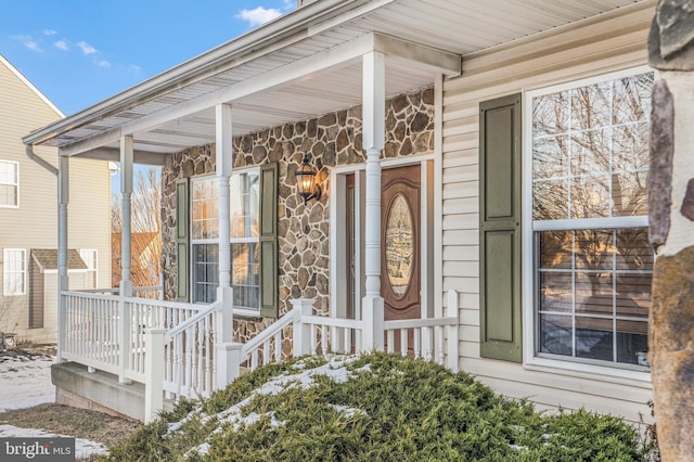 entrance to property featuring covered porch