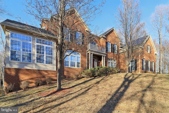 view of front of property with a front yard