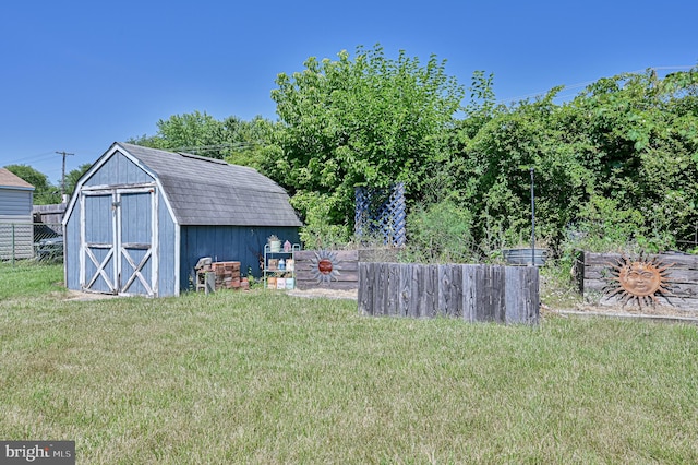 view of yard with a storage unit