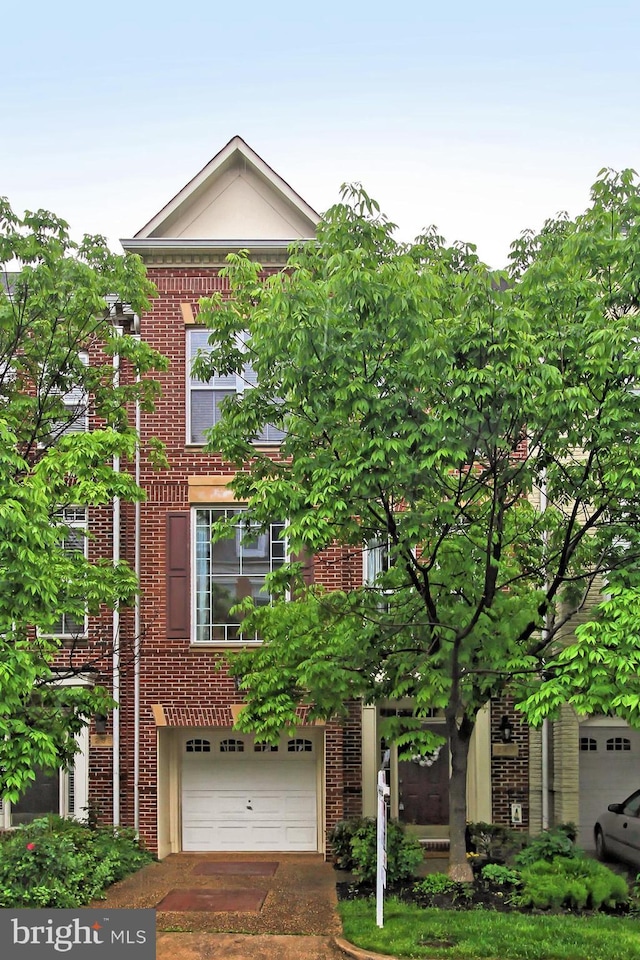 view of front facade featuring a garage