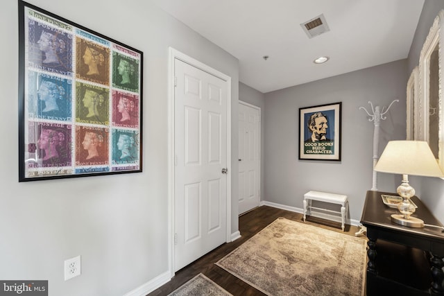 foyer entrance featuring recessed lighting, dark wood-style flooring, visible vents, and baseboards