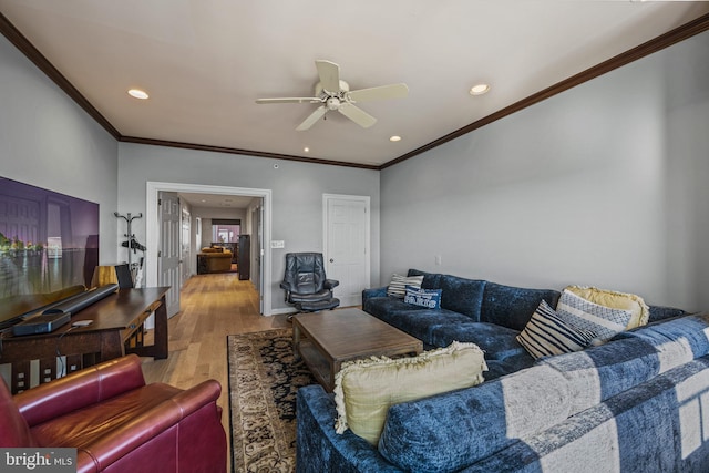 living room featuring ceiling fan, recessed lighting, wood finished floors, baseboards, and crown molding