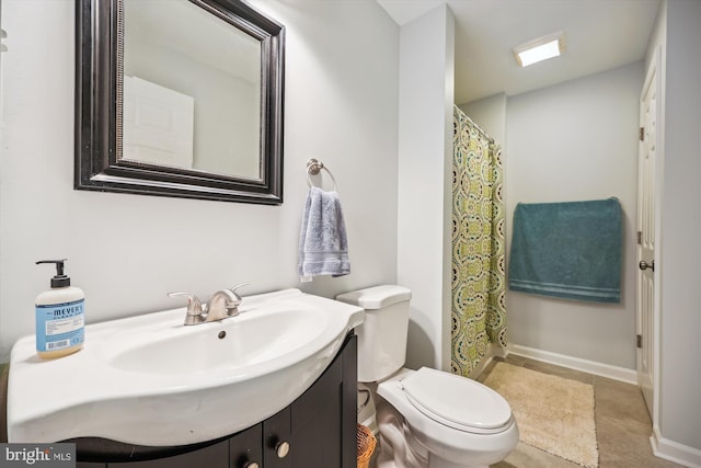 bathroom with curtained shower, baseboards, toilet, and vanity