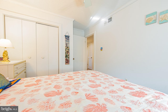 bedroom featuring ornamental molding, a closet, and ceiling fan