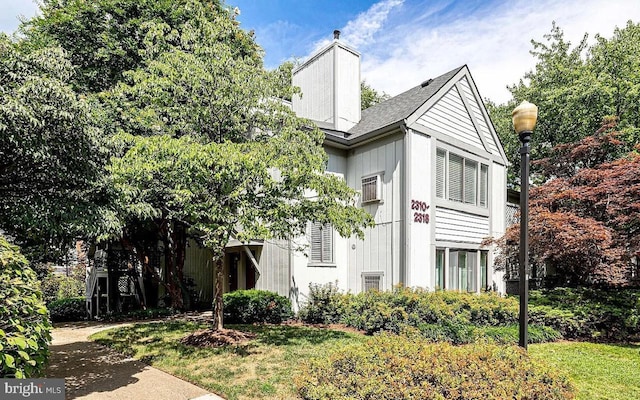 view of front of home featuring a front lawn