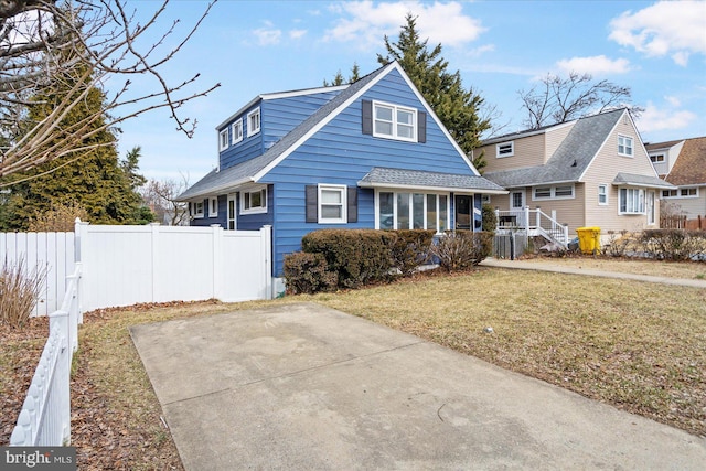 view of front facade with fence and a front lawn