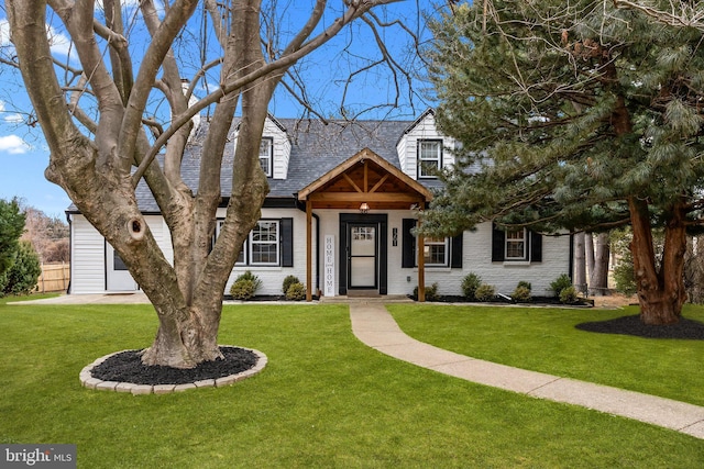 view of front facade featuring a garage and a front lawn