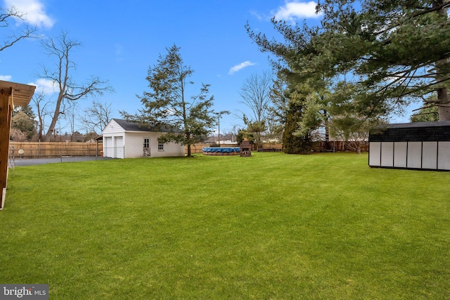 view of yard featuring a storage shed