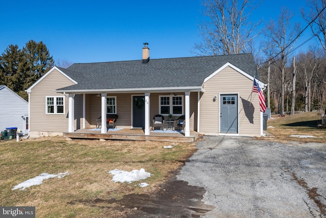 view of front facade with covered porch and a front lawn