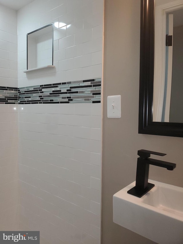 bathroom featuring sink