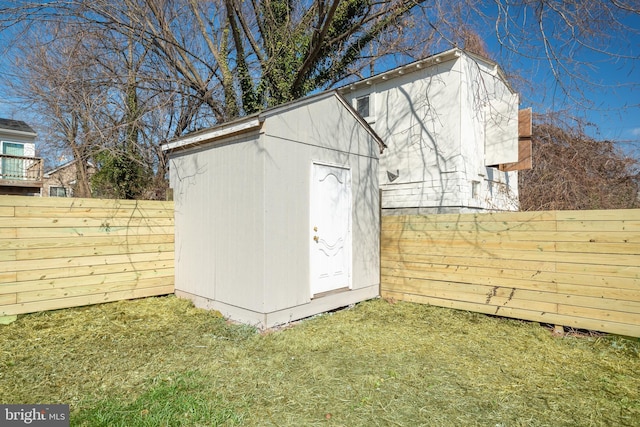 view of outdoor structure with a yard