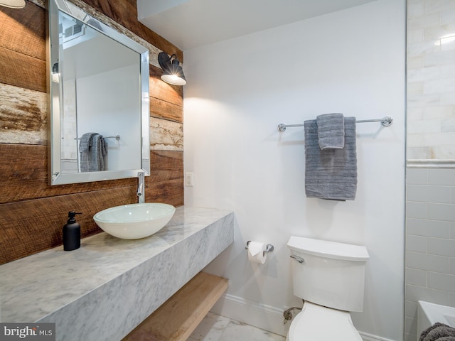 bathroom featuring toilet and sink