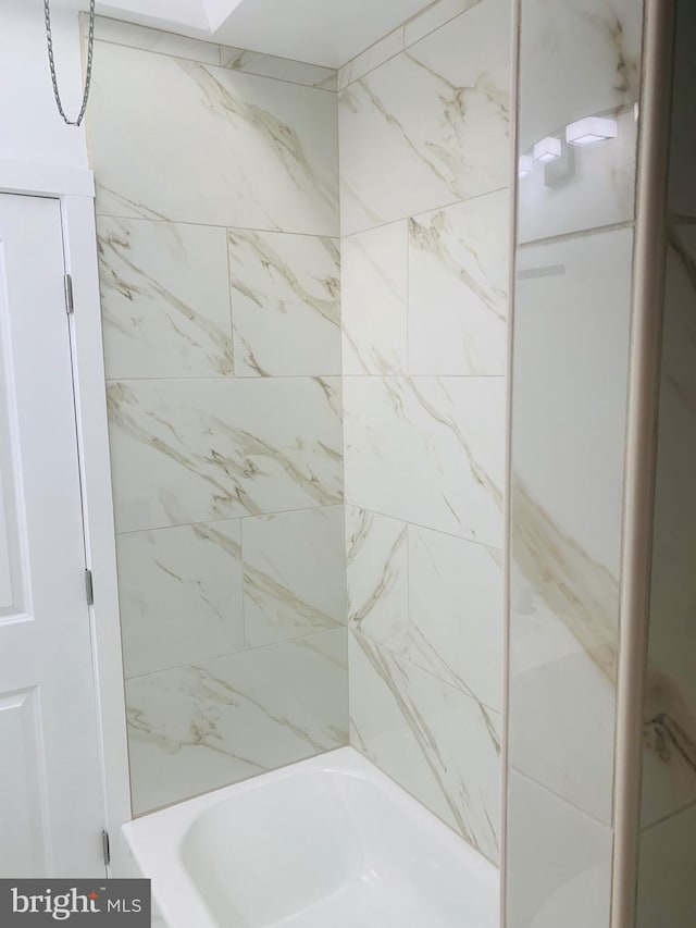 bathroom featuring tiled shower / bath combo