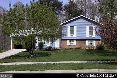 view of front facade featuring a front lawn