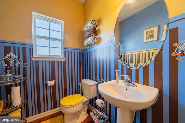 bathroom featuring toilet and sink