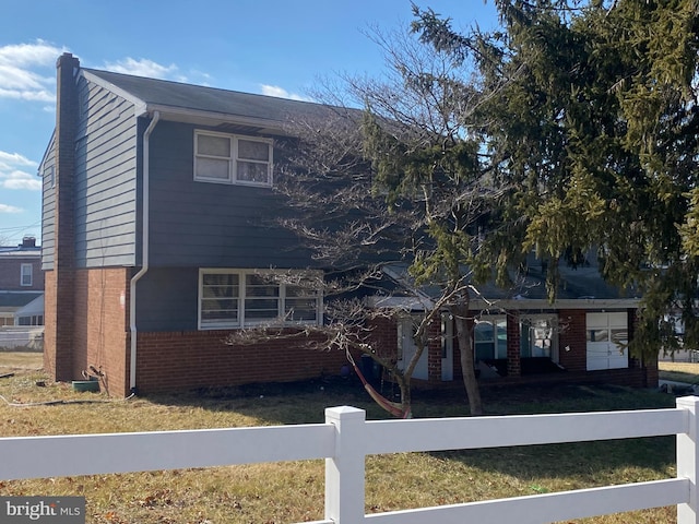 view of front of house featuring a front lawn