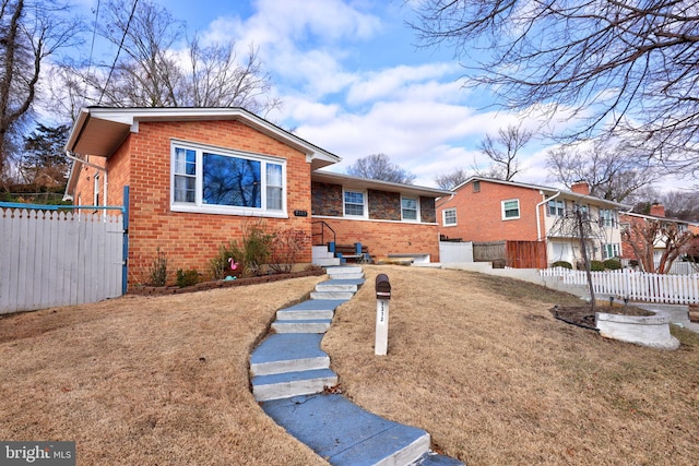 view of front of property featuring a front lawn