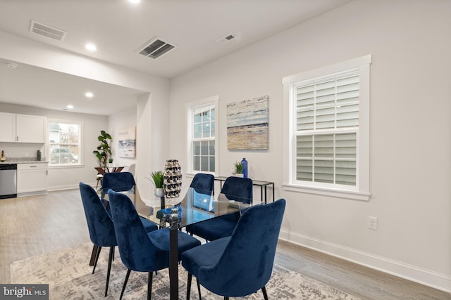 dining area featuring light wood-style flooring, recessed lighting, visible vents, and baseboards