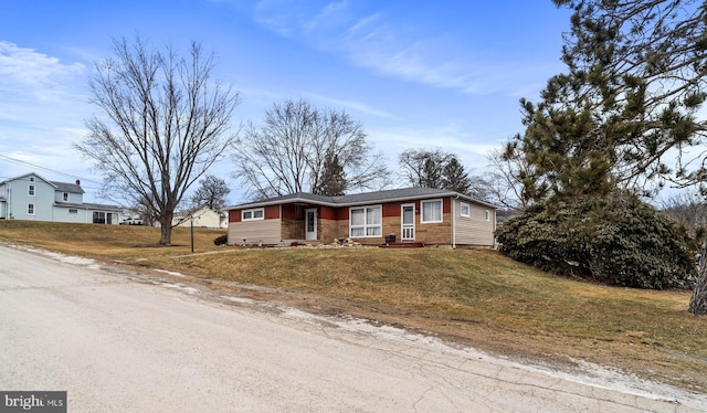 single story home featuring a front lawn