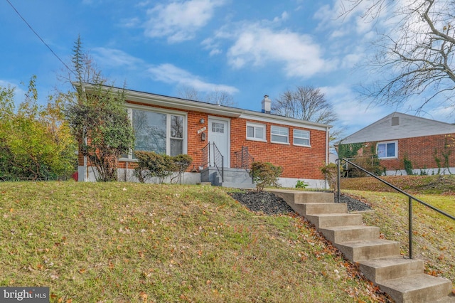 view of front of home featuring a front yard