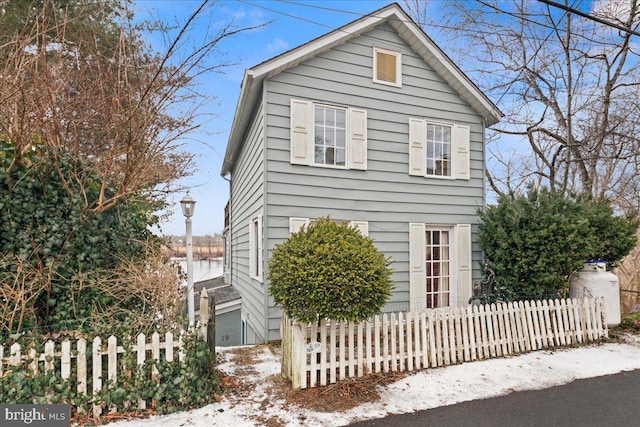 view of front facade featuring a fenced front yard