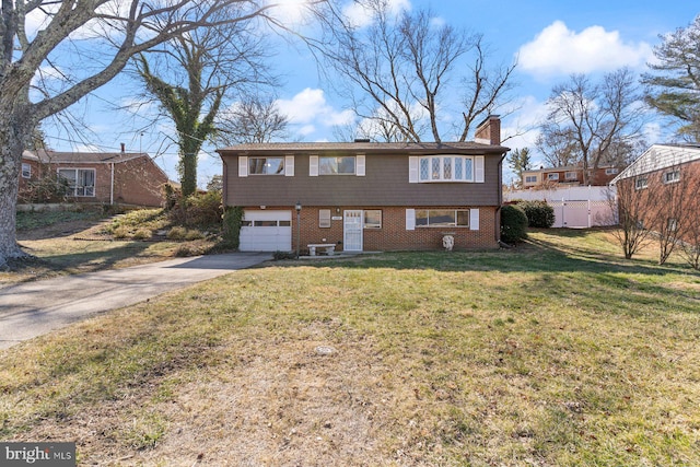 view of front of home featuring a front yard and a garage