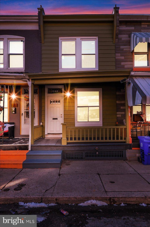 view of front of property featuring a porch