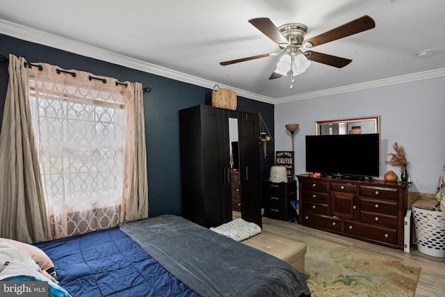 bedroom featuring light wood-style floors, a ceiling fan, and crown molding