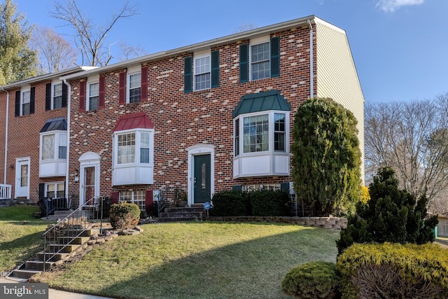 view of front of property featuring a front lawn