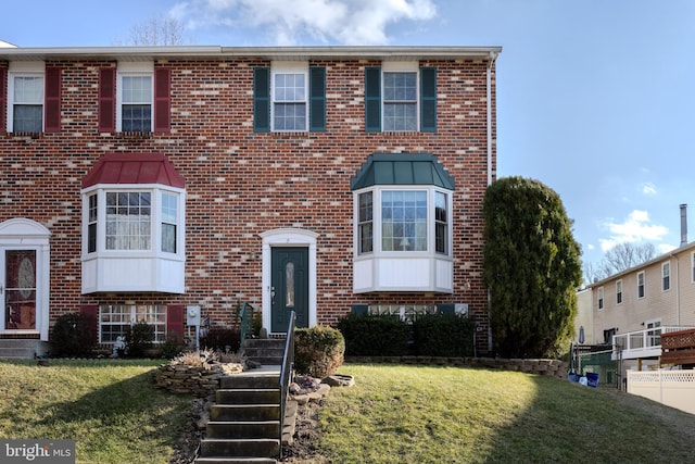 view of front facade featuring a front lawn