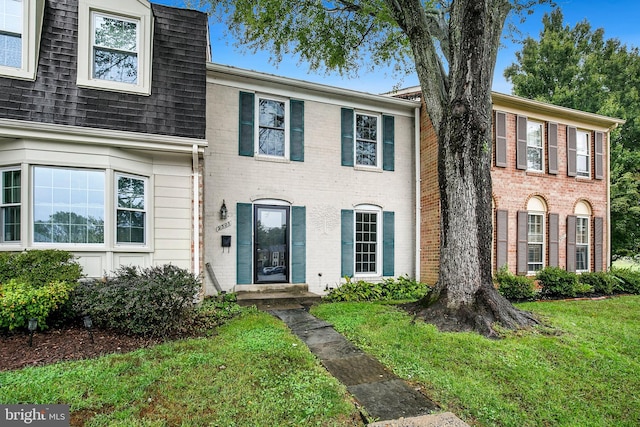 view of front of home with a front lawn