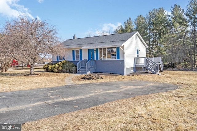 view of front of property with a front yard