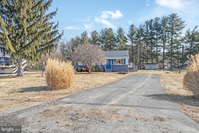 view of front of property featuring a front yard