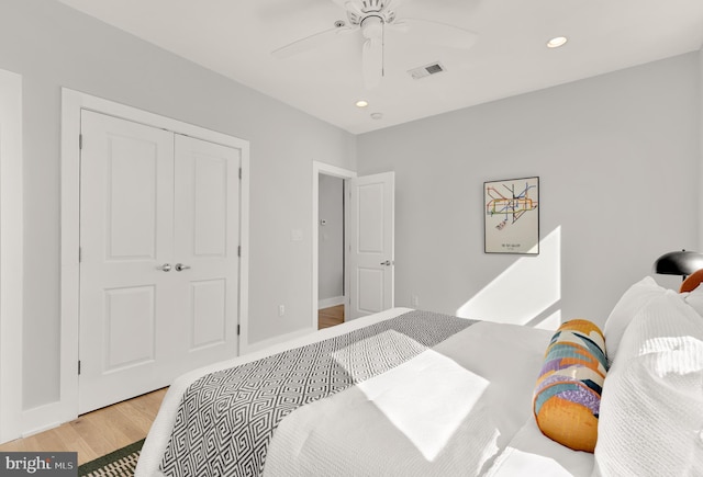 bedroom with recessed lighting, a closet, visible vents, light wood-style floors, and ceiling fan