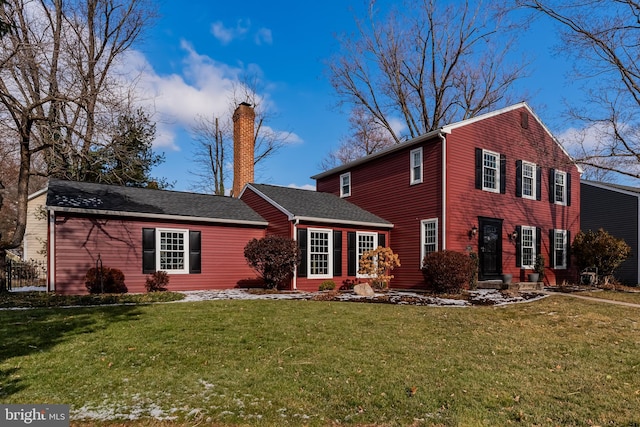 view of front of home with a front lawn