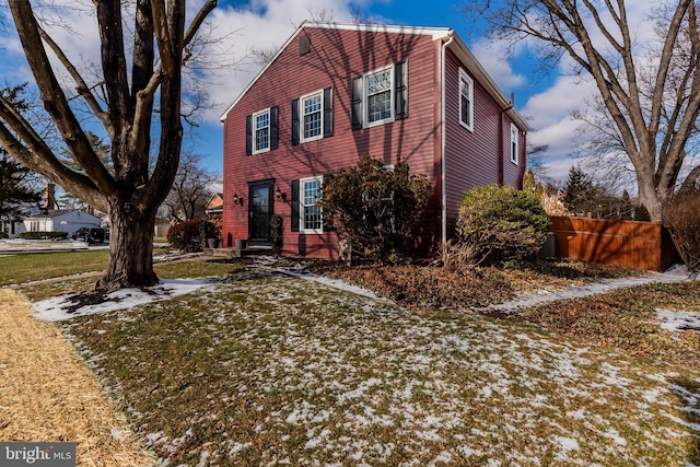 view of front of house featuring a yard