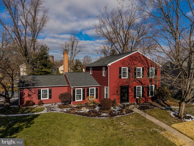 view of front of home featuring a front lawn