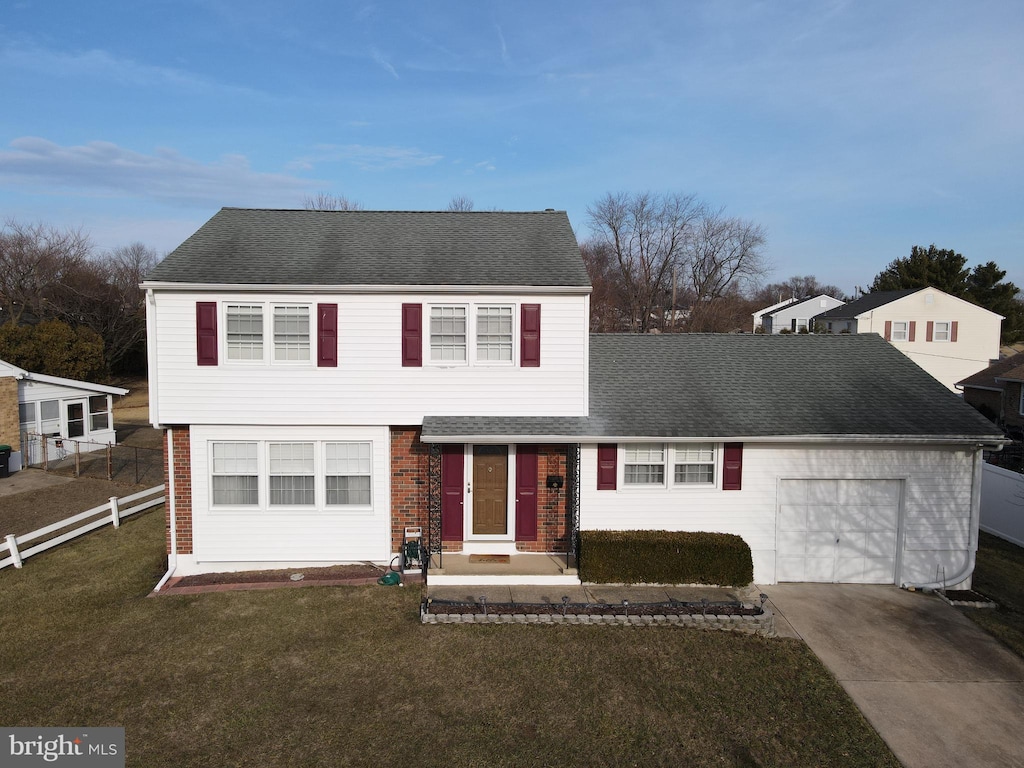 view of front property featuring a garage and a front yard