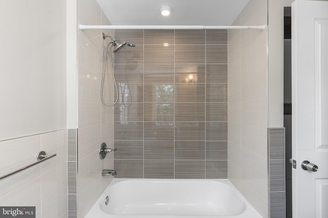 bathroom featuring tiled shower / bath