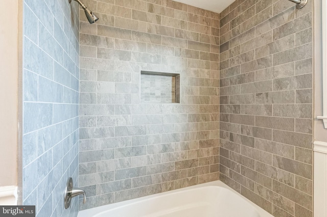 bathroom with tiled shower / bath combo