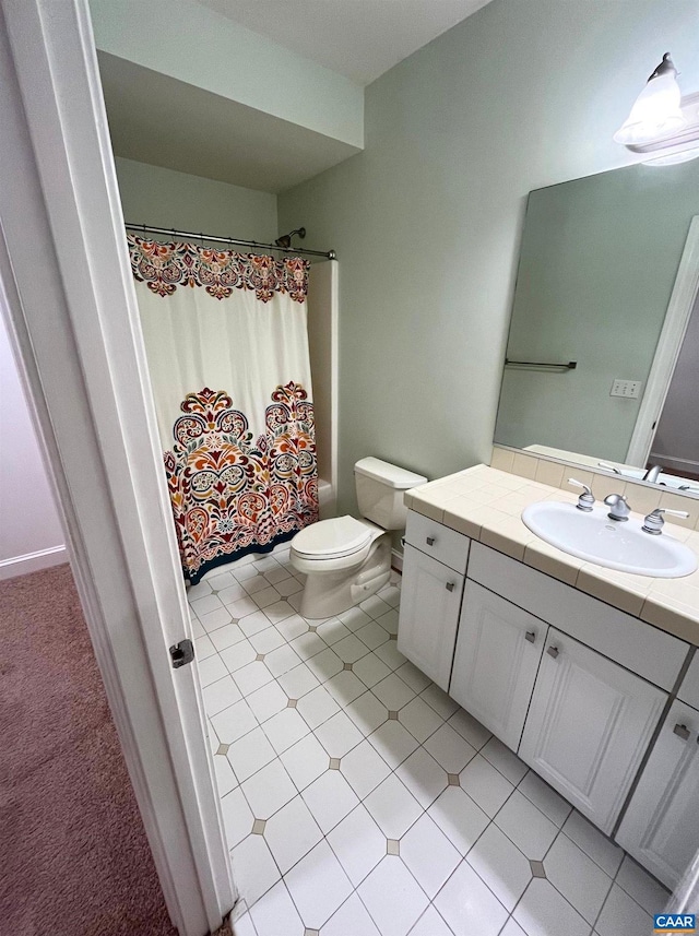 full bathroom with shower / tub combo with curtain, vanity, and toilet