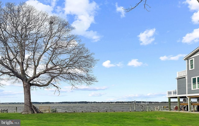 view of yard featuring a water view