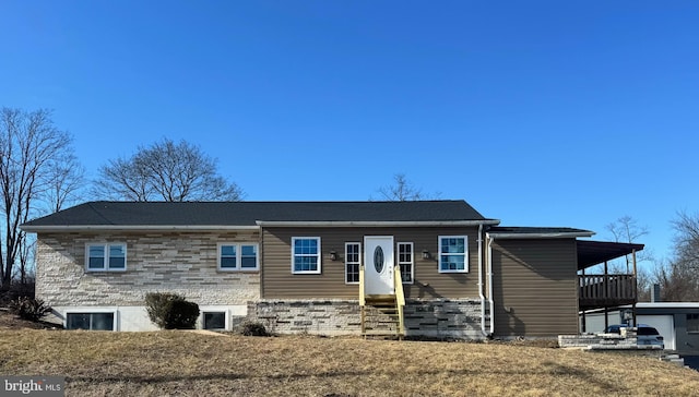 view of front of home featuring a front yard