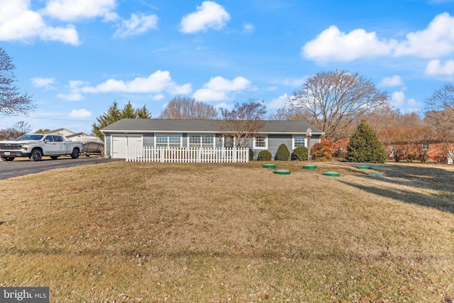 single story home featuring a front lawn