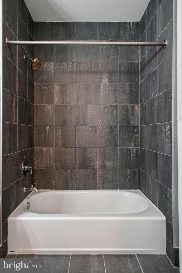 bathroom featuring tiled shower / bath combo