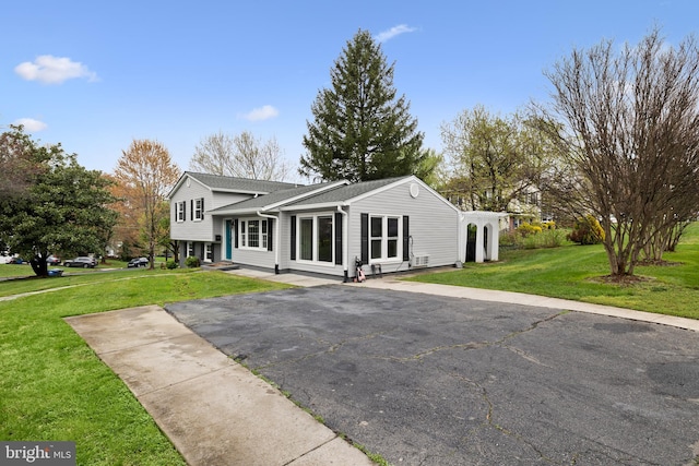 split level home with a front lawn