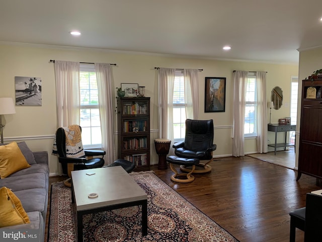 living room featuring plenty of natural light, crown molding, wood finished floors, baseboards, and recessed lighting