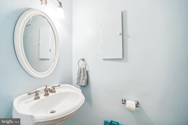 bathroom featuring a sink